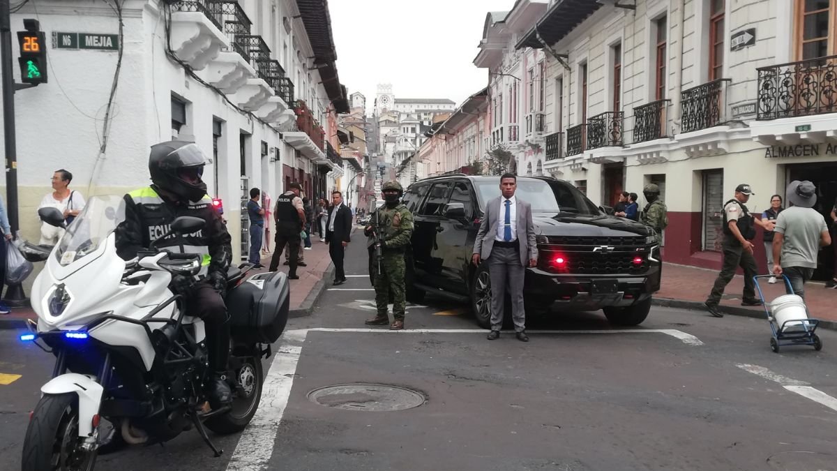 Verónica Abad, vicepresidenta de la República, espera en el interior de su vehículo rodeado de la seguridad a una cuadra de su despacho.