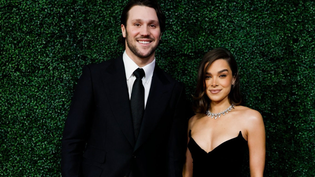 Josh Allen y Hailee Steinfeld hicieron su primera aparición juntos en una alfombra roja en los NFL Honors este 2025.