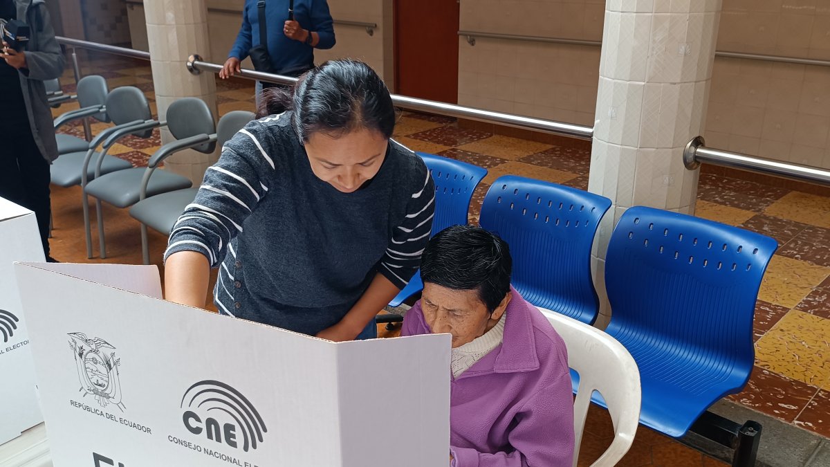 En el Hogar Cristo Rey, de Cuenca, nueve adultos mayores votaron en el proceso de Elecciones 2025.