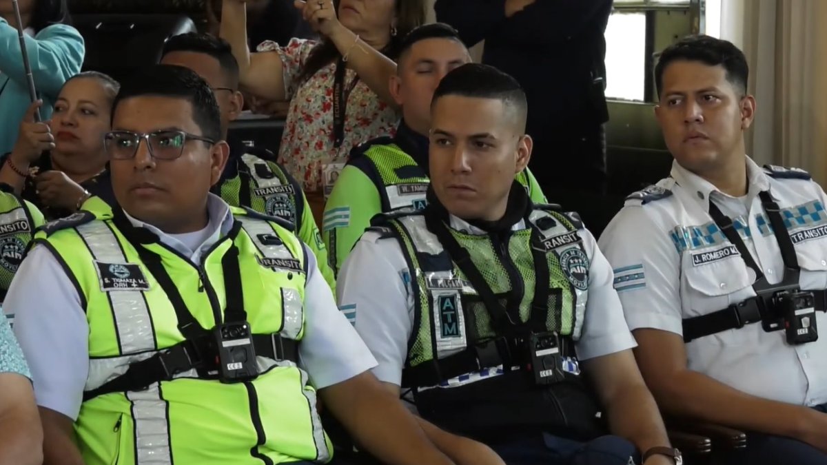 Agentes de ATM se presentaron con sus nuevos dispositivos.