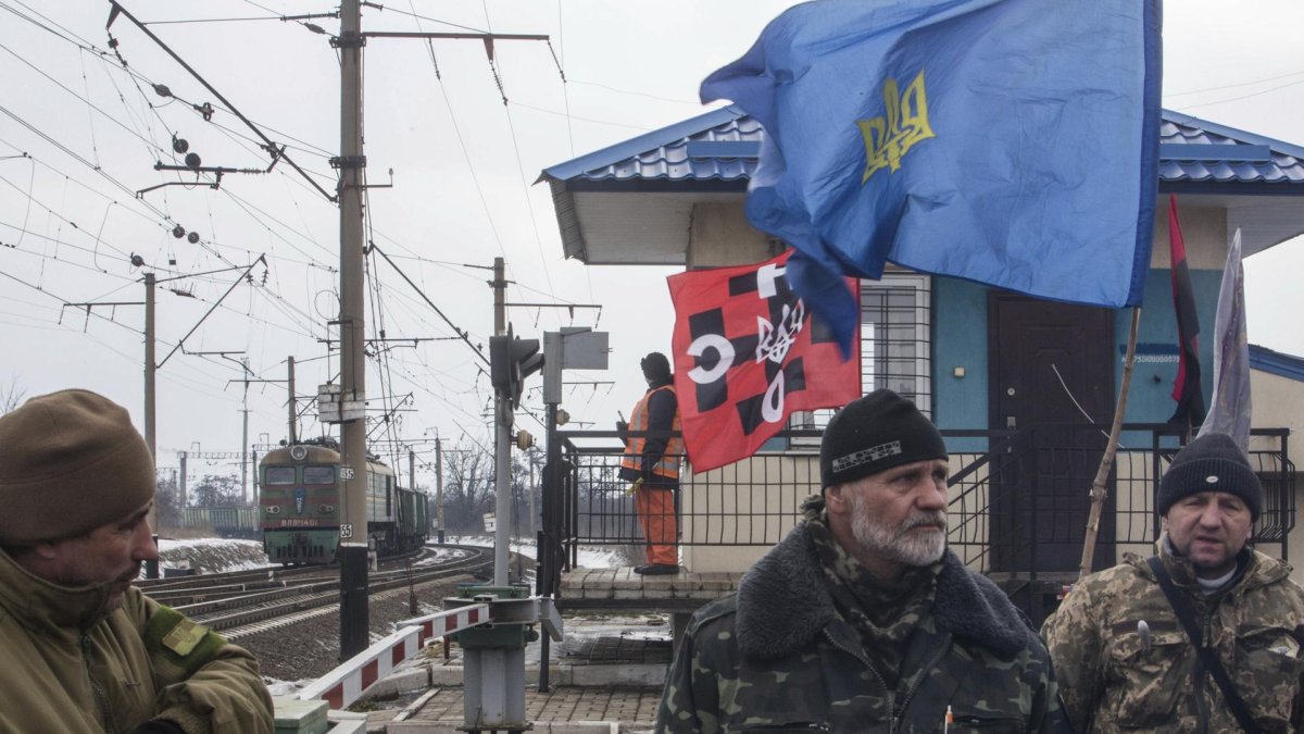 Activistas ucranianos bloqueando una línea ferroviaria en la aldea de Shcherbynivka, cerca de Toretsk, área de Donetsk,.