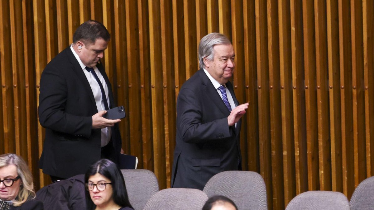 El Secretario General de las Naciones Unidas, Antonio Guterres (R), abandona el Comité para el ejercicio de los derechos inalienables del pueblo palestino en Nueva York, el 5 de febrero de 2025.