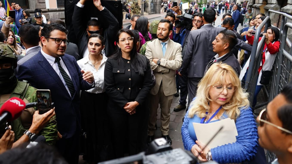 Verónica Abad y sus abogados, con la jueza Nubia Vera, frente a la Vicepresidencia, en el centro de Quito.