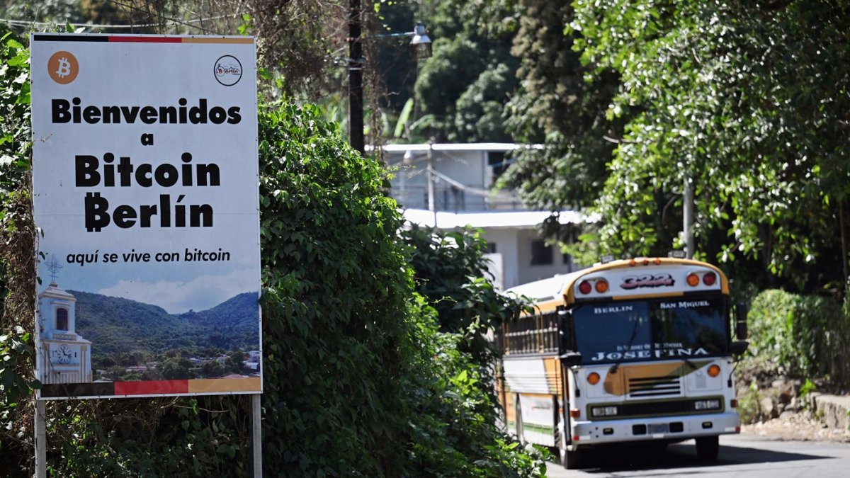 Berlin. Un autobús pasa junto a una pancarta que dice en español “Bienvenidos a Bitcoin Berlín”.