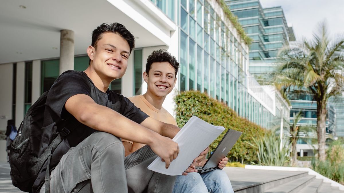 Universidades. Los convenios internacionales permiten a los estudiantes universitarios culminar sus estudios en el extranjero.