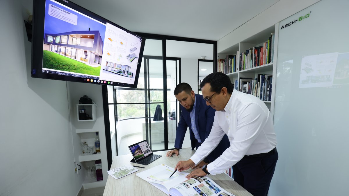 Santiago Morales y Mauro Cepeda, en las oficinas de su estudio.