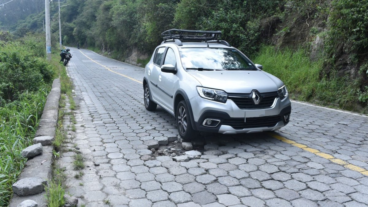 Estado. A lo largo de la vía de Los Conquistadores los conductores deben esquivar los huecos.
