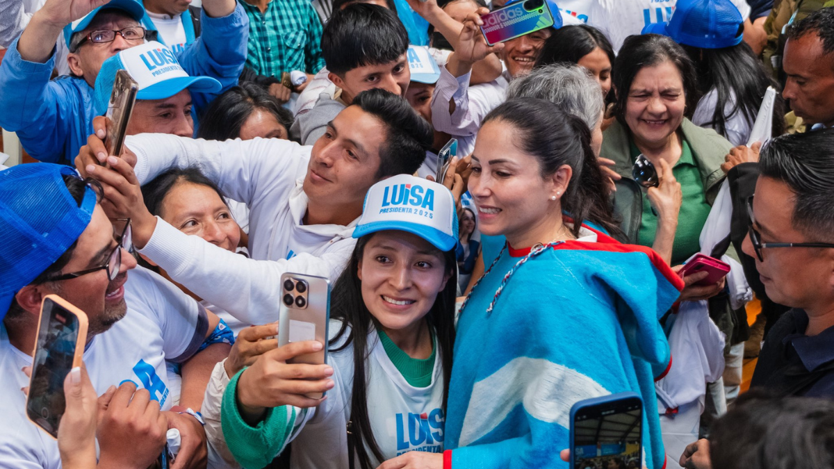 Luisa González, en su recorrido por Guaranda, en la primera vuelta electoral.