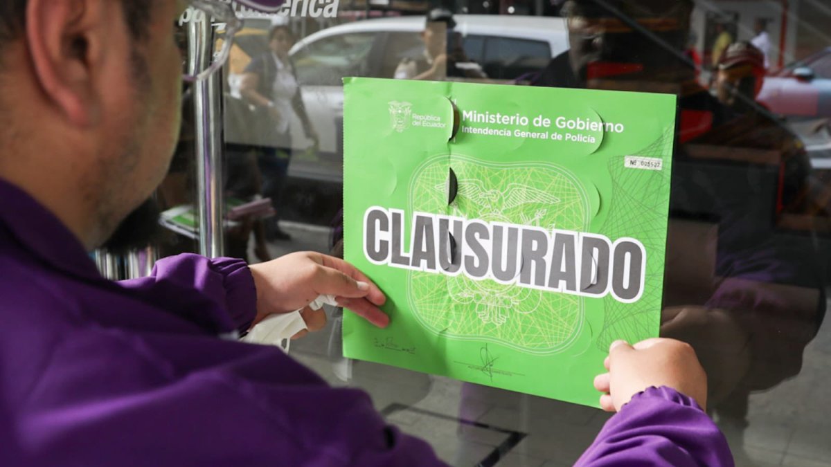 Un funcionario de la Gobernación del Guayas clausuró el restaurante por infringir la ley seca.