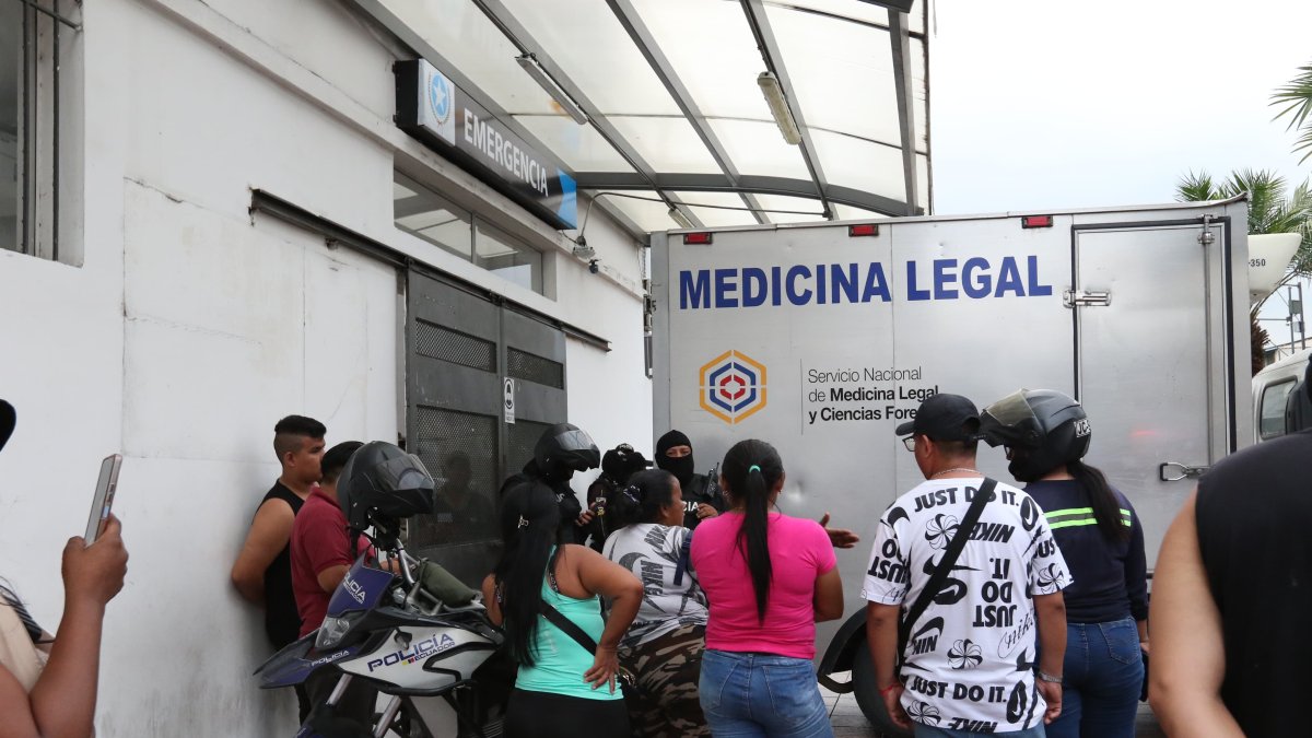 Familiares del comerciante informal acudieron hasta el hospital Bicentenario, donde se confirmó su muerte.