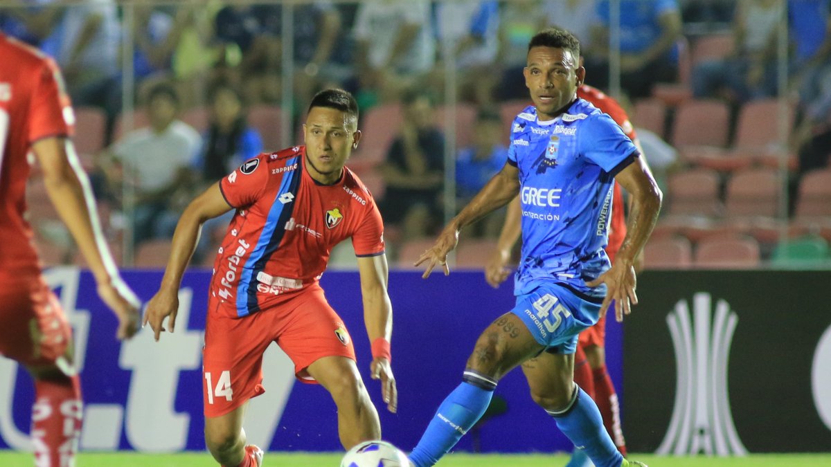La vocación ofensiva de Blooming sorprendió a la zona defensiva de El Nacional que recibió tres goles en 37 minutos.