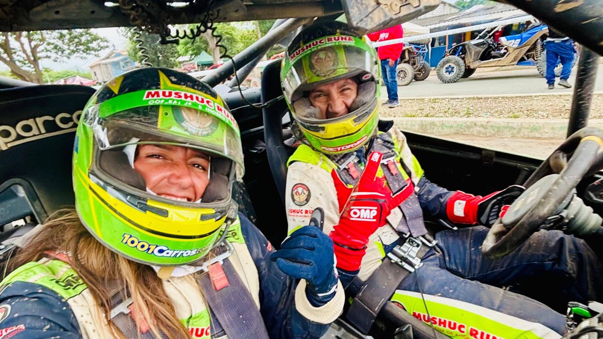 Mimi Barona (i) durante la competencia de rally como copiloto de Sebastián Guayasamín.