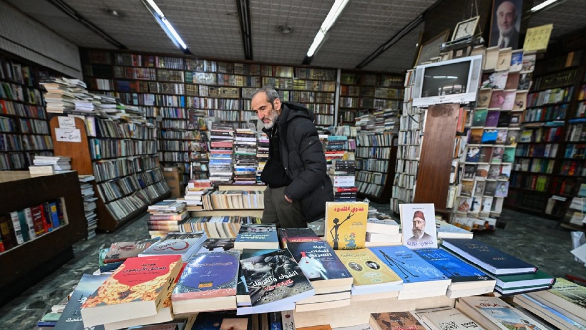 Un hombre hojea publicaciones en una librería en Damasco el 26 de enero de 2025.