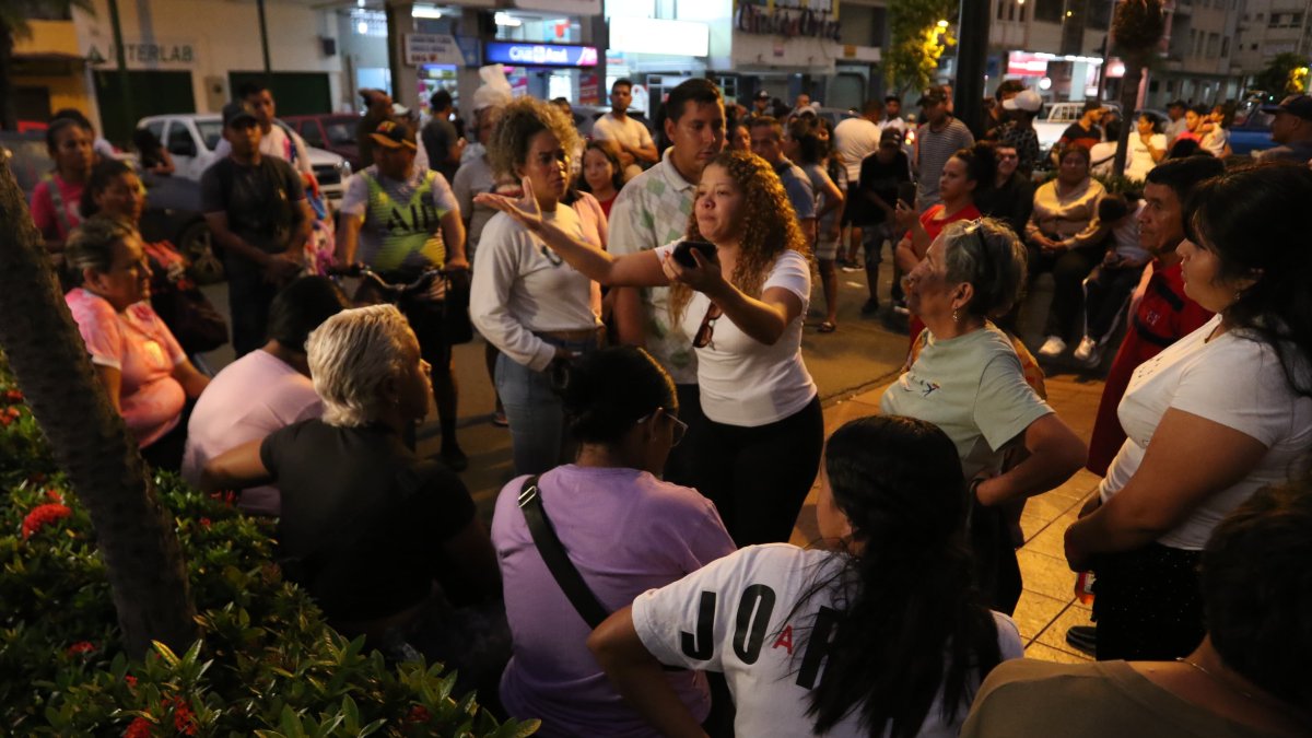 Familiares y allegados del comerciante informal fallecido acudieron hasta el hospital Bicentenario, la noche del viernes 7 de febrero.