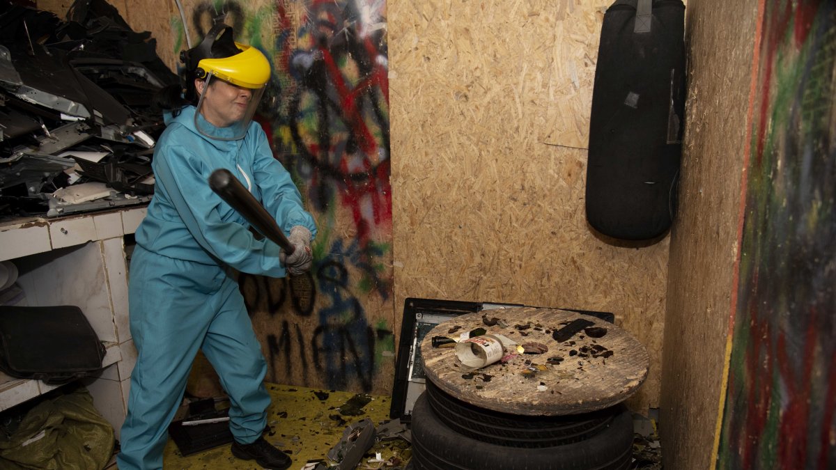 En el sitio, los visitantes utilizan herramientas y bates para romper botellas, platos, vasos y objetos electrónicos.