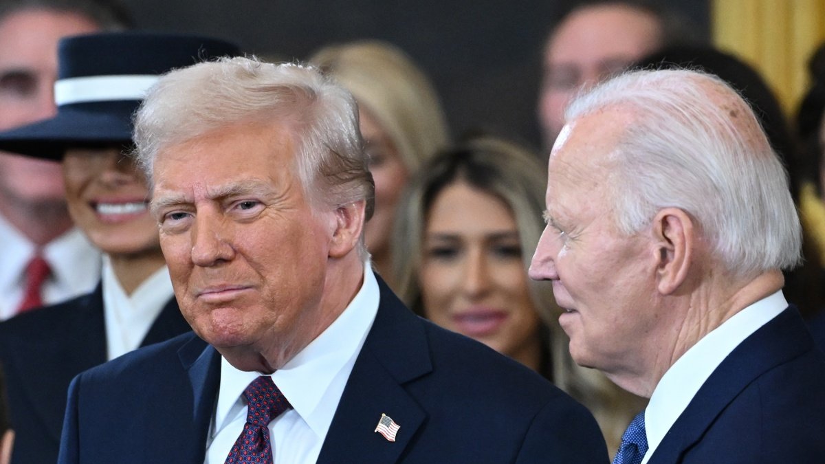 El presidente de Estados Unidos, Donald Trump, conversa con el exmandatario Joe Biden el día de su posesión, el 20 de enero de 2025.