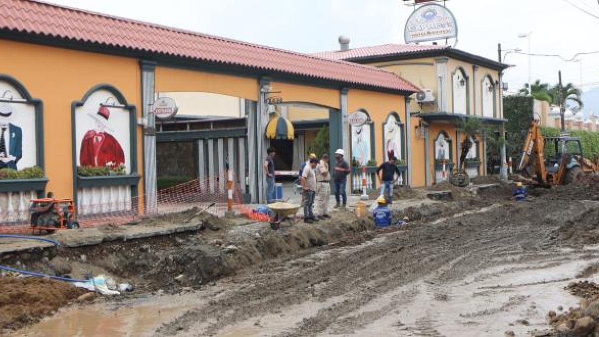 Así se ve el estado de la calle en reparación. El paso a vehículos se ha vuelto imposible.