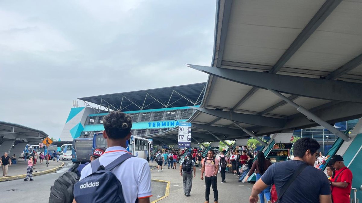 Varios ciudadanos deben votar temprano para regresar a Guayaquil debido a sus obligaciones laborales.