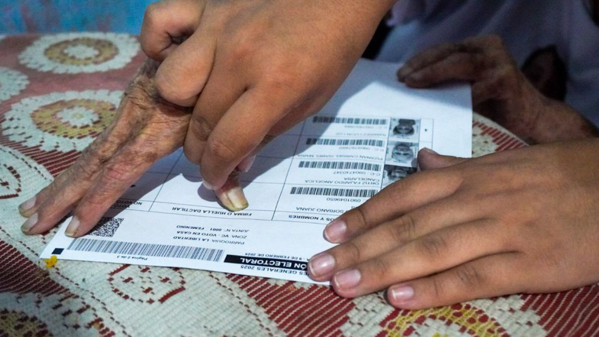 El voto en casa, en las Elecciones Ecuador 2025, es para adultos mayores y personas con discapacidad.
