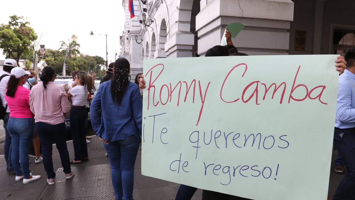 Hecho. Con un plantón, familiares y amigos exigieron respuestas en la Gobernación del Guayas esta semana.