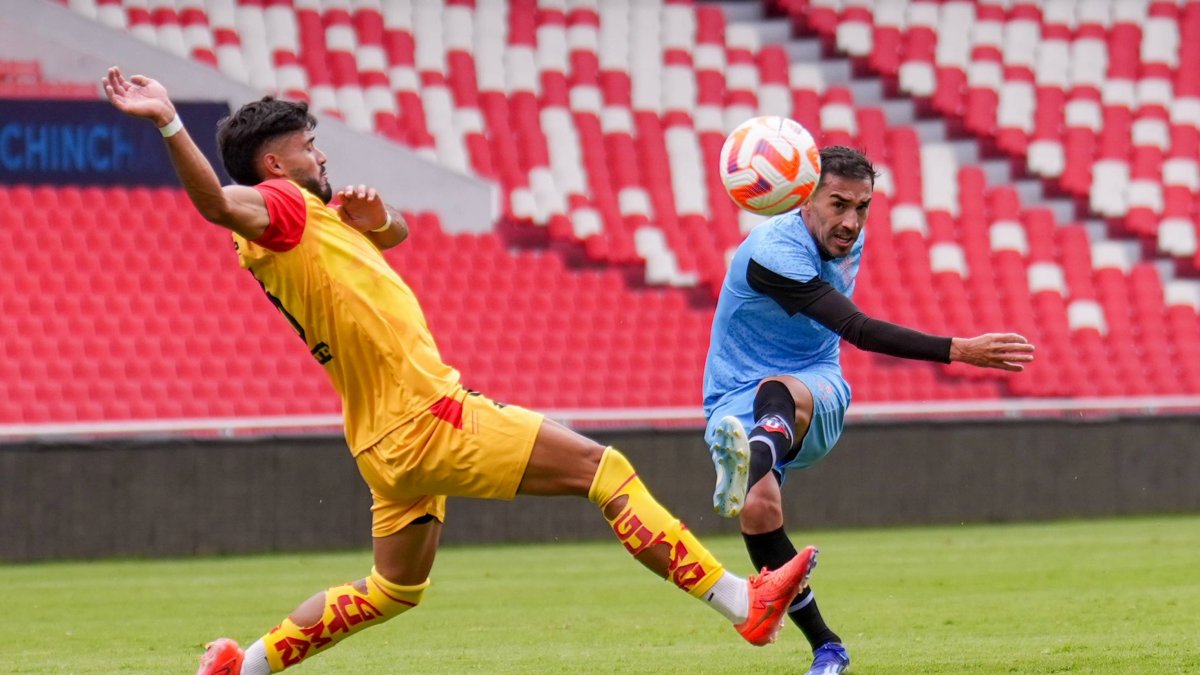 Lisandro Alzugaray (d) marcó el segundo tanto de Liga de Quito ante Aucas.
