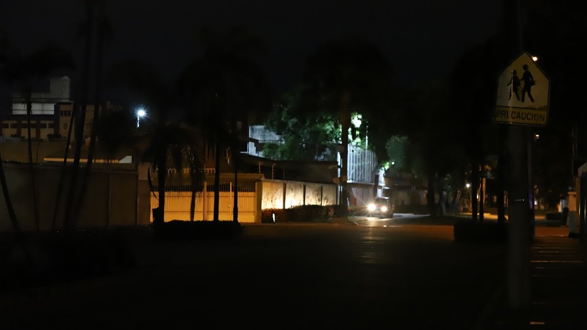 Tinieblas. Varios tramos de la calle Nicolás Augusto González, en el barrio Centenario, están totalmente a oscuras. Además del pedido de recuperar la luz, vecinos claman por seguridad.