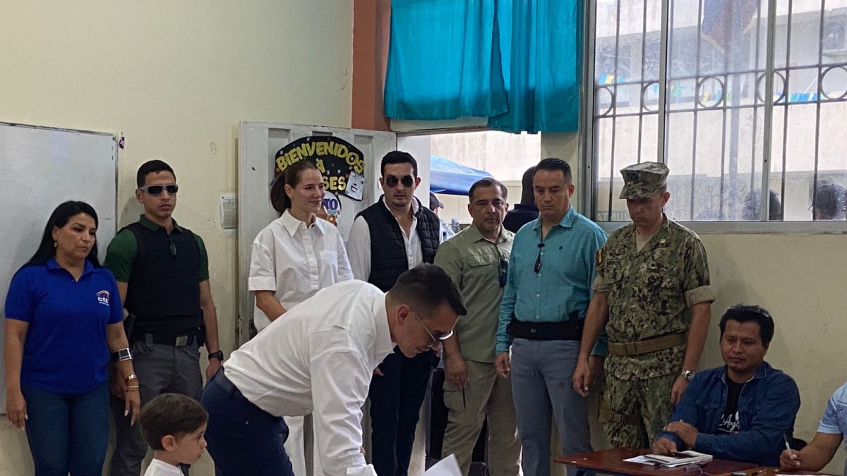 Daniel Noboa ejerció su derecho al voto en Olón.