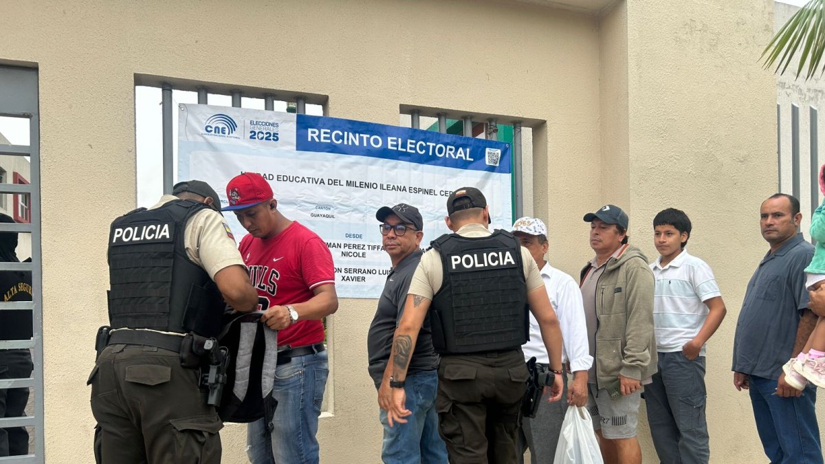 La Policía Nacional realiza controles a la entrada de los recintos.