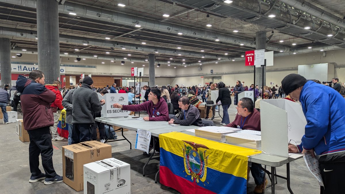 Ecuatorianos votan en España este domingo 9 de febrero.