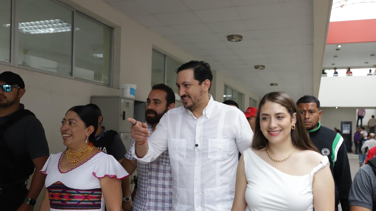 El candidato Gómez llegando a ejercer su voto.