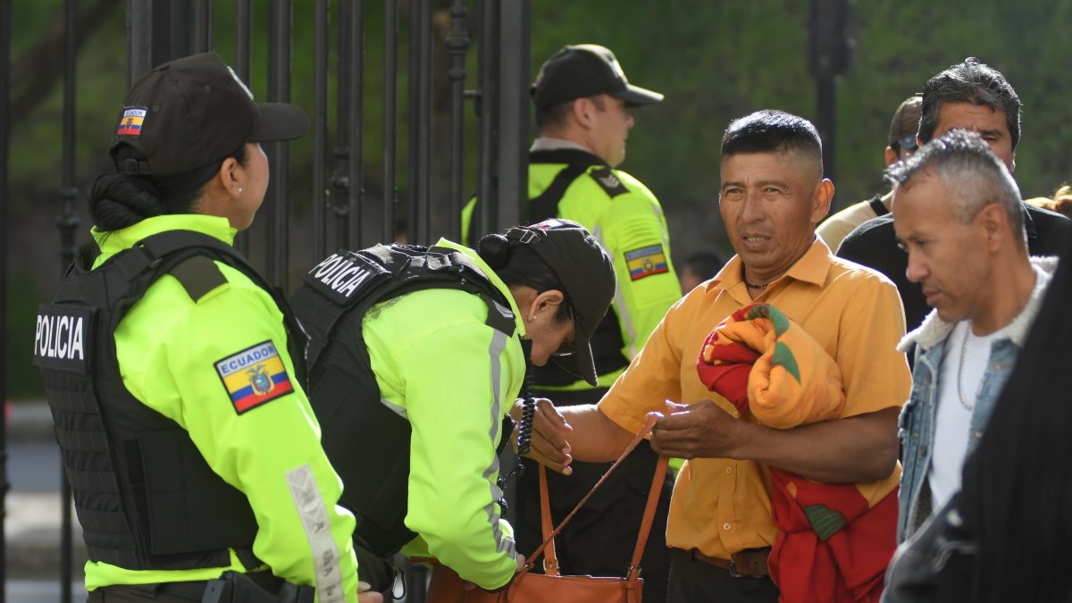 Votaciones en la Unidad Educativa Quitumbe.