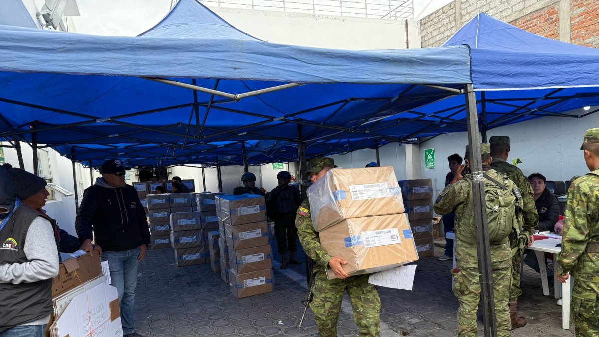 Los militares son los encargados de la seguridad en los recintos electorales.