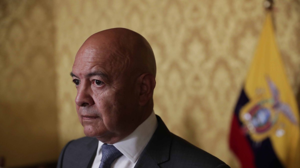 Luis Hernández, que parecía una enfermedad terminal, fue ministro de Defensa.