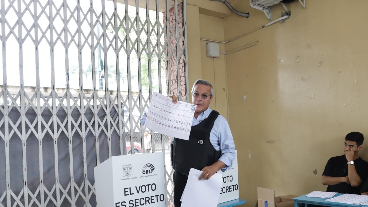 Jimmy Jairala vota junto a su esposa en la Unidad Educativa Bíblica Sendero de Fe en Guayaquil.