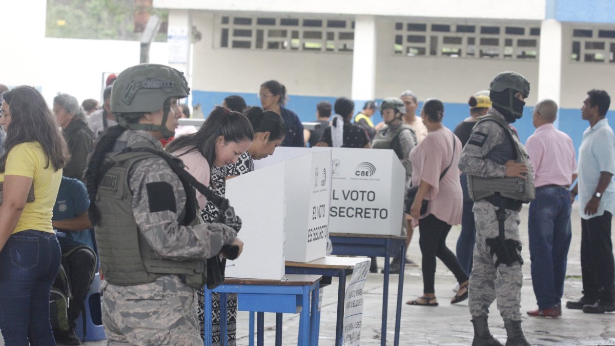 Los efectivos de las Fuerzas Armadas patrullan el cantón para resguardar el proceso electoral, tras un asesinato ocurrido un día antes.