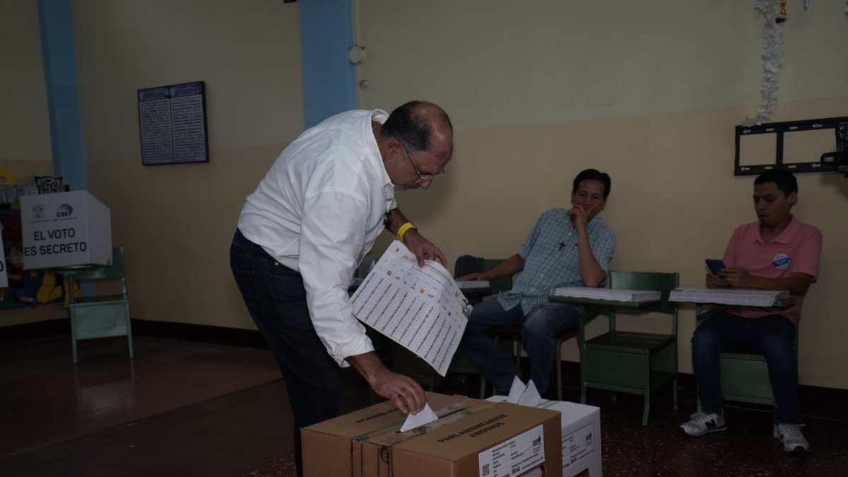 Henry Kronfle ya votó este 9 de febrero de 2025.