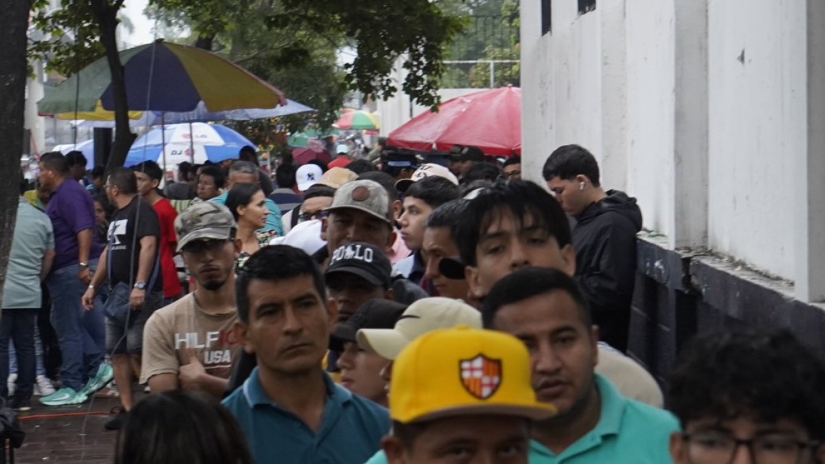 Alrededor de las 7:00, los votantes se dirigieron a sus recintos electorales acompañados de una ligera lluvia.