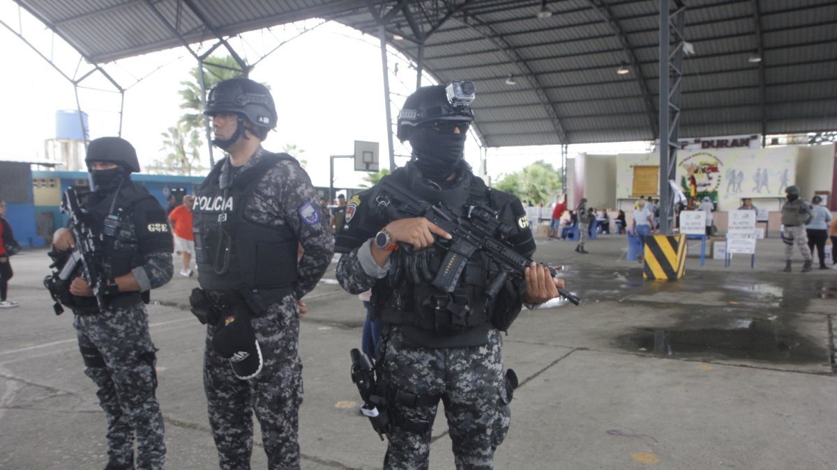 Los uniformados de la Policía Nacional realizan un operativo especial por las elecciones