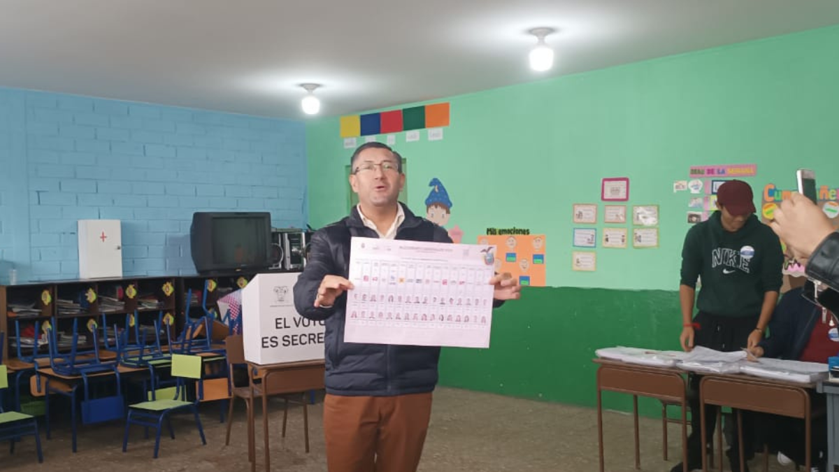 Iván Saquicela ejerce su derecho al voto en Cuenca, acompañado de sus hijas y con el resguardo de un contingente de seguridad.