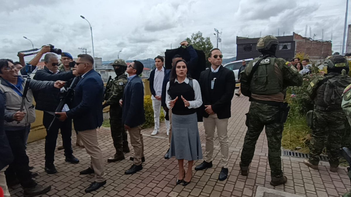 La vicepresidenta llegó a ejercer su derecho al voto con un fuerte equipo de seguridad.