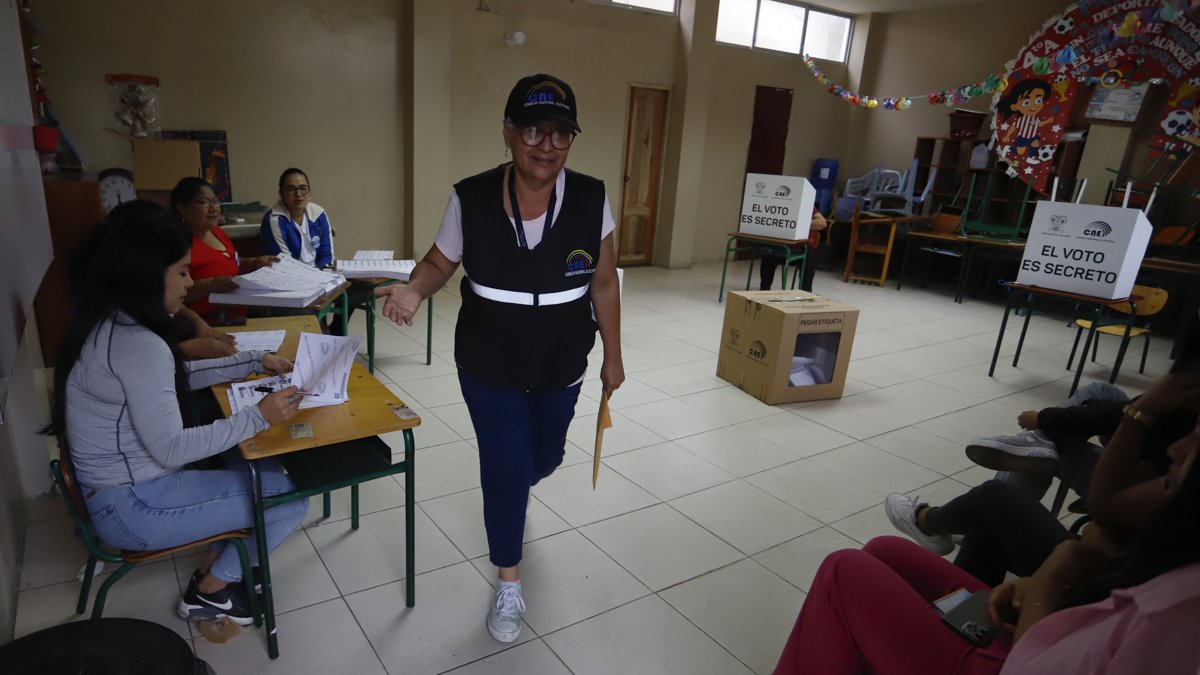 Una funcionaria del Consejo Nacional Electoral (CNE) sale de puesto de votación este domingo, en Olón (Ecuador).