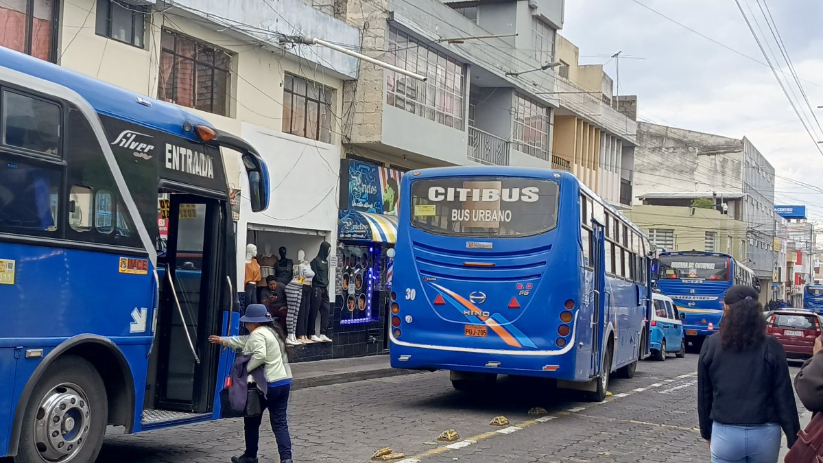 Los buses urbanos en Latacunga trabajan con normalidad en el proceso electoral.