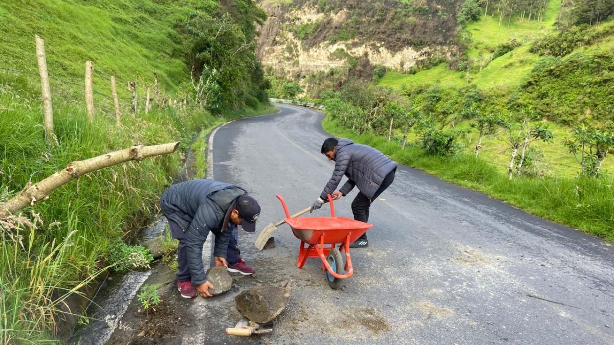Trabajadores municipales limopian la vía de circulación Latacunga-Sigchos