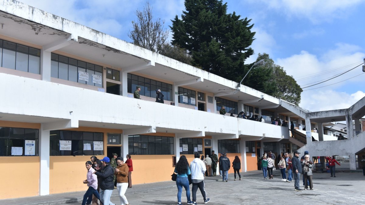 El recinto del colegio Central Técnico es uno de los más grandes del norte de Quito. Este 9 de febrero, las personas acudían a votar con normalidad.