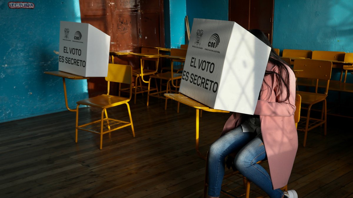 Una mujer vota en la Escuela 10 de Agosto ubicada en el Centro Histórico de Quito.