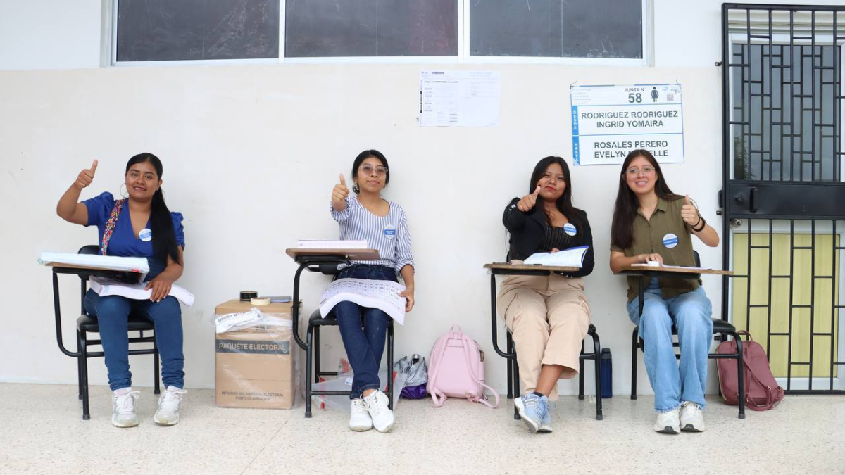 Según el CNE, las elecciones se desarrollan, sin dificultades, en el país.