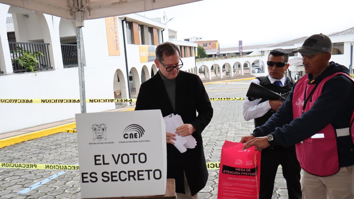 Rabascall depositó las papeletas en una bolsa rosada, tras ejercer su derecho al voto en una mesa de atención preferencial.
