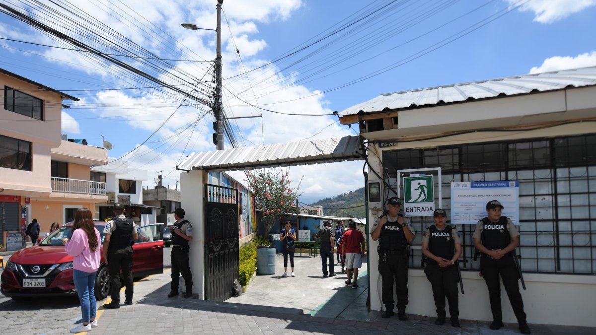 En la Unidad Educativa Fray Jodoco Ricke, en Lumbisí, votan alrededor de 350 personas.