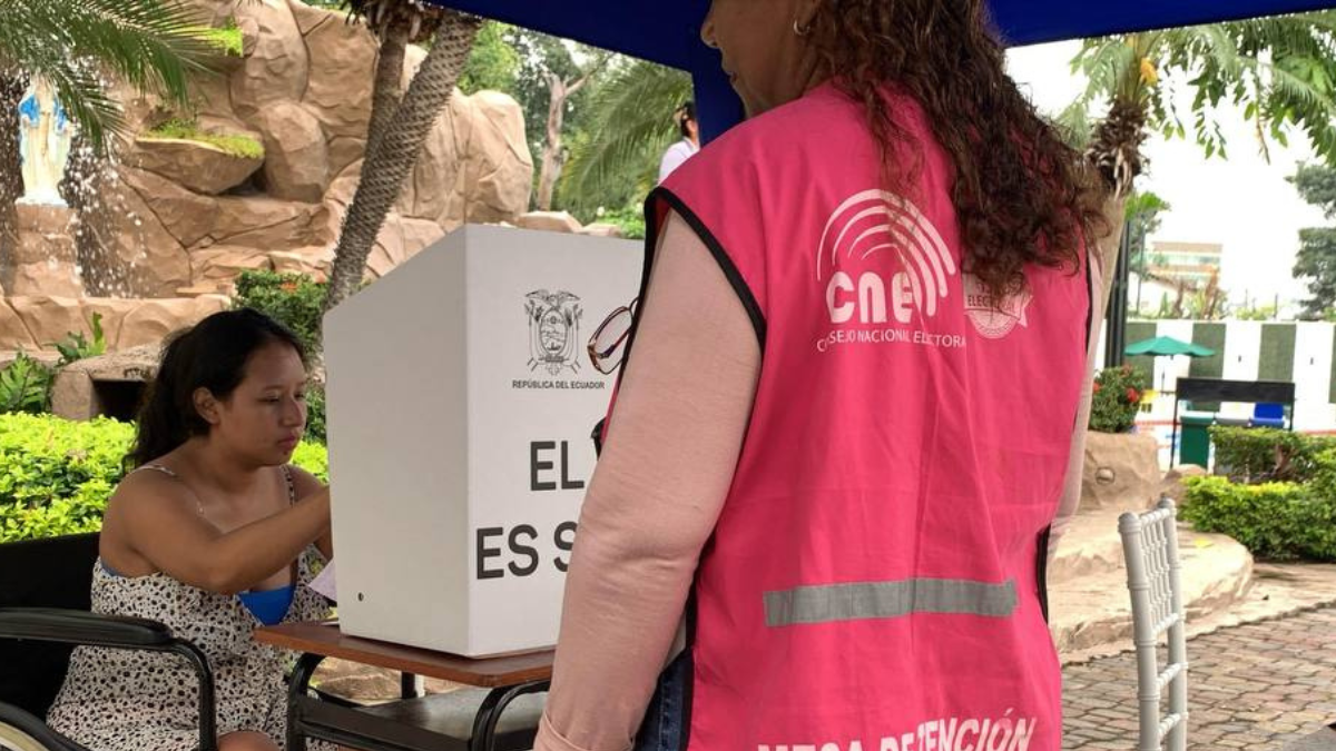 Después de las 15:00, más de la mitad de votantes ha acudido a las urnas, en las Elecciones Ecuador 2025.