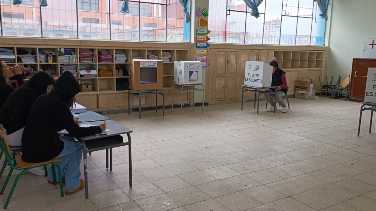 Los votantes se acercaron para ejercer su derecho al voto.